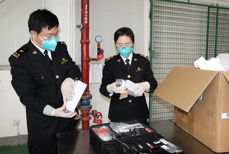 现场关员开箱查验出口商品20211029+（王政+摄）JPG.jpg